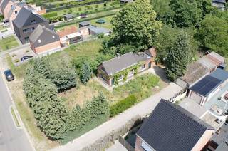 Te renoveren kleine woning met 2 slaapkamers op een prachtig perceel van 1.525m² te Grobbendonk. De woning bestaat uit een voorplaats/ leefruimte...