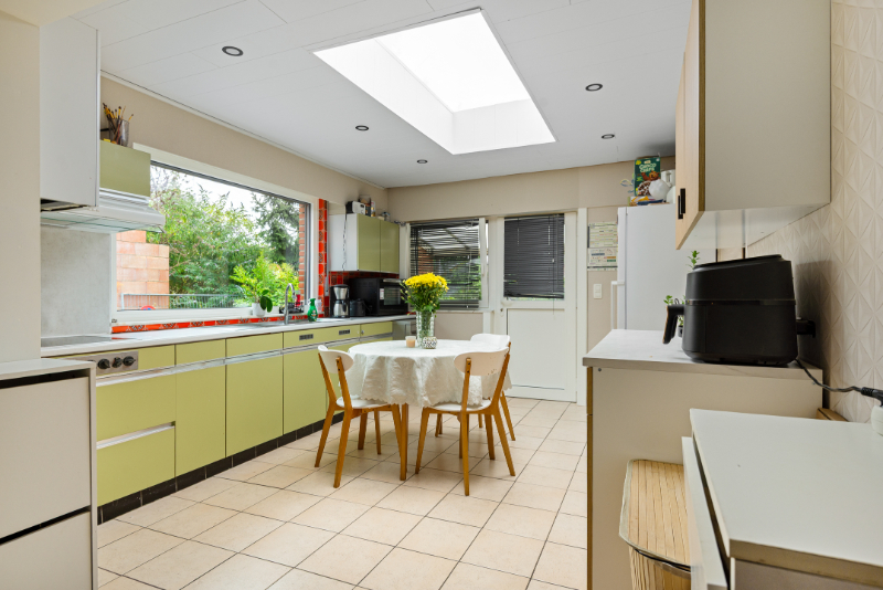Zeer centraal gelegen HOB op 457m2 met 2, mog. 3 SLK, carport & Z-tuin - foto 4