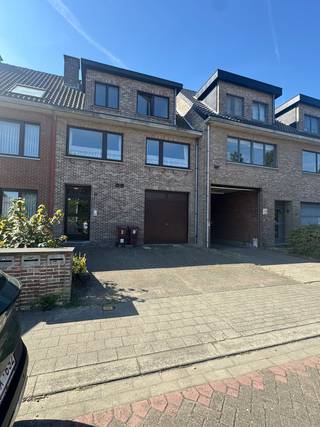 Dit appartement is gelegen in een zeer rustige straat!! Klein gebouw bestaande uit slechts 3 appartementen. Alle meters van gas, water...