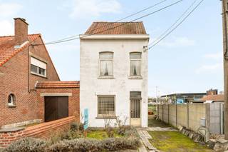 Ideally located close to all amenities in the Froyennes district, this semi-detached house to be completely renovated is composed as follows:On the...