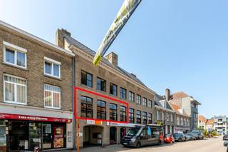 Aangenaam, opgefrist appartement bevindt zich in de Zuidstraat, hartje Veurne. Indeling: Bij het binnenkomen is er een inkomhal. De ruime, lichtrijke...