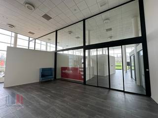 Fantastically located all-in office space with a surface area of 400 m² for rent barely 700 m from the Noorderring with an immediate connection to the A19 via the Ypres-Centre slip road.<br /><br />The ready-to-use offices are spread over the ground floor and the first floor and are divided into 2 landscape offices with 2 separate offices. Facilities include a reception area, meeting room, auditorium with stand and seating cushions, kitchenette, equipped kitchen, sanitary facilities (toilet and shower) and archive space. The all-in price includes heating, electricity, fire insurance, IT, waste collection, security &amp; maintenance of common parts. Spacious communal parking and bicycle storage at the building with charging stations. Available immediately!<br /><br />Contact PANORAMA B2B for additional information, plans or a no-obligation site visit 0460 97 66 66.