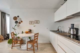 EVERE – In een standingvol gebouw van 2016, ideaal gelegen nabij alle voorzieningen en verbindingswegen, op de 6de verdieping, bieden wij u dit lichtrijke appartement van ±58m² met panoramisch uitzicht aan. Het biedt: een inkomhal, een afzonderlijk toilet met handenwasser, een badkamer, een volledig uitgeruste keuken open op de aangename woonkamer/slaapkamer en één slaapkamer.<br />Kelder in de ondergrond. Elektriciteit conform. EPC: B-. Parkeerplaats: €20.000. <br />U zal verleid worden door het licht en het uitzicht.