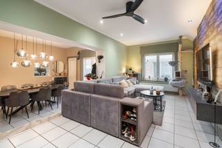 <p>Deze charmante woning in Lembeek werd bijna volledig gerenoveerd en biedt een aangename combinatie van karakter, comfort en een praktische ligging. De woning bevindt zich op korte afstand van scholen, openbaar vervoer en andere voorzieningen, wat het een bijzonder interessante woonlocatie maakt.</p><p>Via de inkomhal komt u in de leefruimte die bestaat uit een gezellige zithoek en een eetplaats. Dankzij de aanwezige raampartijen geniet de ruimte van een aangename lichtinval, wat bijdraagt aan een warme en uitnodigende sfeer.</p><p>Aansluitend bevindt zich de keuken die praktisch ingericht kan worden en voldoende mogelijkheden biedt voor dagelijks gebruik.</p><p>Een belangrijke troef van deze woning is het volledig vernieuwde dak. Dit zorgt voor een duurzame constructie en vormt een belangrijke investering die reeds werd uitgevoerd.</p><p>Op de verdiepingen bevinden zich de slaapkamers en de sanitaire ruimtes. De woning beschikt momenteel over slaapkamers en biedt bovendien de mogelijkheid om twee extra slaapkamers te creëren. Hierdoor kan de woning eenvoudig worden aangepast aan de noden van een groter gezin of aan wie extra ruimte wenst voor bijvoorbeeld een bureau of hobbyruimte.</p><p>De woning beschikt ook over een garage, wat een bijzonder praktische meerwaarde vormt voor parkeren of extra opslagruimte.</p><p>Een bijkomende troef is het EPC-label C. Dit betekent dat er geen renovatieplicht van toepassing is, wat extra zekerheid en comfort biedt voor toekomstige eigenaars.</p><p>De ligging in Lembeek vormt eveneens een belangrijk voordeel. U woont hier nabij scholen, openbaar vervoer en andere dagelijkse voorzieningen, terwijl u tegelijk geniet van een aangename woonomgeving.</p><p>Kortom, een charmante en grotendeels gerenoveerde woning met garage, vernieuwd dak en uitbreidingsmogelijkheden in Lembeek. Ideaal voor wie op zoek is naar een karaktervolle woning met potentieel op een praktische locatie. Contacteer ons gerust voor bijkomende informatie of om een plaatsbezoek te plannen.</p>