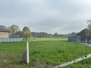 <p>In de attenrodestraat worden er 2 moderne villa's opgetrokken (deze zijn enkel gekoppeld door hun garage of carport)<br />Elke villa heeft veel lichtinval, moderne gevelsteen en voldoende bergruimte. Vanuit de leefruimtes heb je een mooi zicht op de tuin. De grote raampartijen zorgen voor een overvloed aan natuurlijk licht. <br />De woningen worden uitgerust met warmtepomp, zonnepanelen, vloerverwarming, e.d. zodat het E-peil <20 zal bedragen!<br />De koper heeft nog inspraak in de afwerking. Verkoop deels onder registratierechten, deels onder 21% BTW.<br />Grondprijs 125.000 euro, constructie waarde 400.000 euro</p>