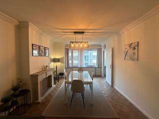 Cet appartement est situé au deuxième étage d'une résidence calme et bien entretenue. Il peut être loué meublé ou non meublé. Le salon lumineux avec ses grandes fenêtres crée une atmosphère agréable et s'intègre parfaitement à la cuisine entièrement équipée, dotée de tout le confort nécessaire. L'appartement dispose d'un WC séparé et d'une salle de bains moderne avec double lavabo, douche à l'italienne spacieuse et raccordement pour une machine à laver. Il y a deux chambres à coucher qui offrent suffisamment d'espace pour dormir. De plus, le bâtiment dispose d'un débarras supplémentaire au sous-sol.<br />L'appartement est disponible immédiatement et est proposé à un loyer de 870 € par mois, majoré de 70 € d'avance pour les frais généraux. Le chauffage est au mazout.<br />C'est le logement idéal pour ceux qui recherchent un appartement confortable, prêt à emménager, dans un environnement calme.