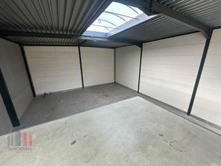 Nieuwbouw KMO-unit met een oppervlakte van 223 m² en 26 m² mezzanine te koop vlak bij de Meensesteenweg met een onmiddellijke verbinding naar de...