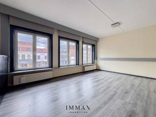 <p>Veelzijdig kantoor op commerciële topligging met 45 m² archiefruimte/opslag!<br /><br />Op een uitstekend bereikbare en commerciële locatie bevindt zich dit ruime kantoor, ideaal voor vrije beroepen, dienstverlenende activiteiten of ondernemingen die op zoek zijn naar een representatieve uitvalsbasis met een vlotte bereikbaarheid voor zowel klanten als medewerkers.<br /><br />Het kantoor beschikt over diverse afzonderlijke kantoor- en vergaderruimtes, waardoor een flexibele en efficiënte indeling mogelijk is. Dankzij de grote raampartijen geniet het pand van een aangename natuurlijke lichtinval, wat bijdraagt aan een comfortabele werkomgeving.<br /><br />Bovendien beschikt deze eigendom over een extra archief- en opslagruimte van ca. 45 m² in de ondergrondse verdieping.<br /><br />Oppervlaktes:<br />Netto bruikbare kantooroppervlakte: ca. 175 m²<br />Oppervlakte volgens eigendomstitel: ca. 190 m²<br />Ondergrondse archief-/opslagruimte: ca. 45 m²<br /><br />Troeven:<br />- Commerciële en goed bereikbare ligging<br />- Diverse kantoor- en vergaderruimtes<br />- Flexibele indelingsmogelijkheden<br />- Extra stockage/opbergruimte (45m²) in ondergrondse verdieping<br />- Geschikt voor diverse professionele activiteiten<br /><br />Voor verdere informatie of vrijblijvend bezoek contacteer Céline op 0476 60 60 23 of mail naar celine@immax.be</p>