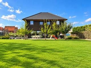 <span><span><strong>Eerste bezoekdag is volzet!</strong></span></span><br /><br />UITERST ENERGIEZUINIGE (E24), VRIJSTAANDE gezinswoning op 816m² in het landelijke OUWEGEM (Kruisem). Deze TRENDY open bebouwing van 2020 combineert RUSTIG EN COMFORTABEL wonen met een strategische ligging op slechts 20 minuten van Gent. Met mooie, lichtrijke woonvolumes en een BIJGEBOUW van 40m² biedt dit pand tal van mogelijkheden voor gezinnen, zelfstandigen of levensgenieters.<br />Ruimte voor het hele gezin: De woning beschikt over maar liefst 4 volwaardige slaapkamers (waarvan 1 nog moet ingericht worden , voorheen bedoeld als 2de badkamer) op de verdieping en een aparte, open bureauruimte, die ook perfect kan dienen als 5de slaapkamer!<br />Troeven buitenshuis: het BIJGEBOUW ( Ideaal als werkplaats, hobbyruimte, creative studio of zelfs voor een zelfstandige activiteit) , een zonnige TUIN rondom de woning en brede OPRIT MET HEKKEN<br />Voorzien van vloerverwarming, zonnepanelen en grote raampartijen die zorgen voor een maximum aan lichtinval! <br /><br />Kortom, een unieke kans op de vastgoedmarkt voor wie op zoek is naar ruimte, een vlot bereikbare locatie en een minimale ecologische voetafdruk.<br /><br />Adres: Landegemstraat 41 Kruisem<br /><br />EPC van 24 kWh/m²