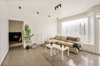 Aan de voet van de Kluisberg, in het rustige Ruien, bevindt zich deze verrassend ruime woning met heel wat potentieel. De woning is op te frissen, maar beschikt reeds over enkele belangrijke troeven zoals een vernieuwd dak, zonnepanelen, een conform elektrisch attest en EPC-label D.Op het gelijkvloers vinden we een woonkamer, eetplaats, halfopen keuken en een extra kamer die perfect dienst kan doen als slaapkamer, bureau of hobbyruimte.De eerste verdieping omvat een badkamer, twee slaapkamers en een doorloopkamer die verschillende invullingen mogelijk maakt.Buiten is er een gezellig tuintje waar je in alle rust kan genieten. De ligging is bijzonder praktisch: winkels en andere voorzieningen bevinden zich op wandelafstand, terwijl ook de natuur en de Kluisberg vlakbij liggen.Een interessante woning voor wie op zoek is naar ruimte, een goede ligging en de mogelijkheid om verder naar eigen smaak af te werken.Meer info of plan je bezoek: wim@immobeguin.beTe koop via Immo Beguin, uw vastgoedexpert sinds 2009, met kantoren in Ronse, Deinze, Waregem, Kortrijk, Nieuwpoort, Doornik en Lessen en Moeskroen.