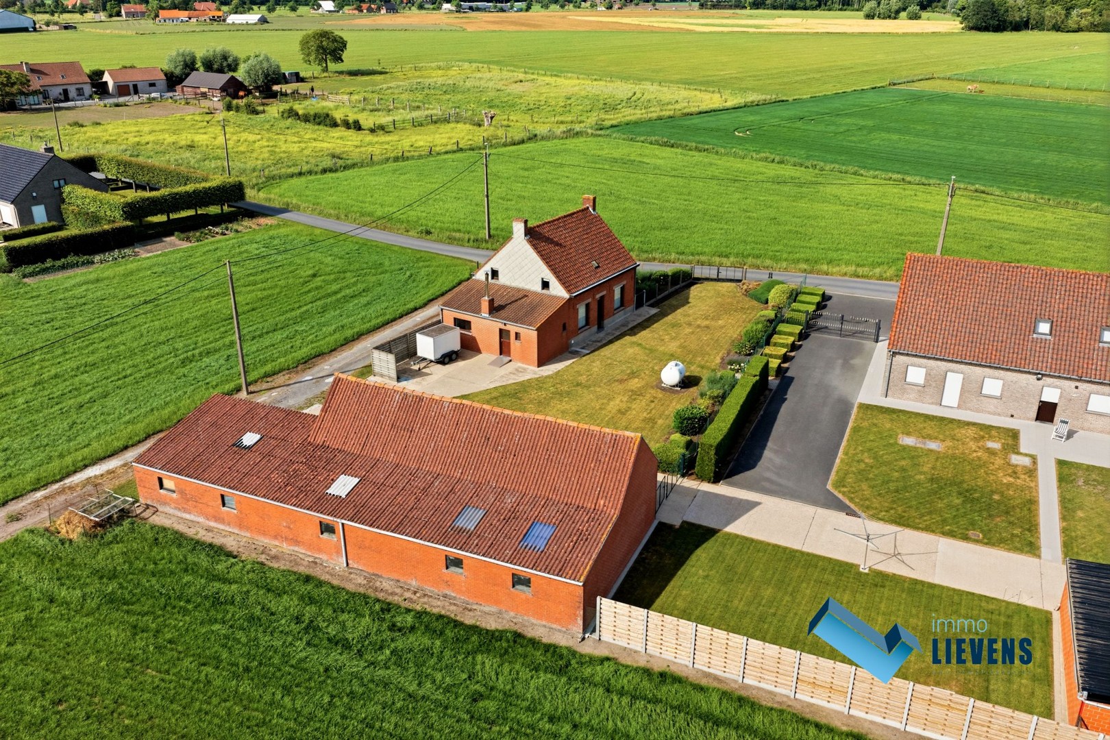 Hoeve met bijgebouw op een perceel van 8.177 m² - foto 3
