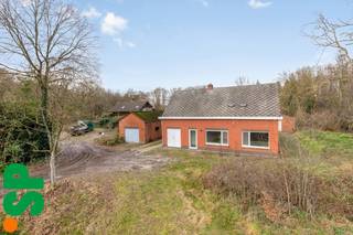 Deze zeer rustig gelegen woning omvat onder meer een lichtrijke keuken, badkamer, waskamer, leefruimte, apart toilet, twee slaapkamers,...