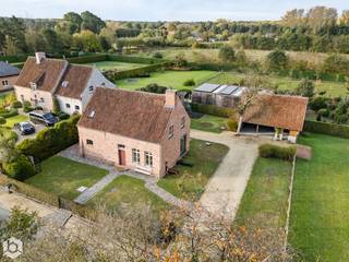 Op een uitzonderlijke en uiterst rustige locatie in Bonheiden bevindt zich deze hoogwaardig afgewerkte, energiezuinige villa met 3 slaapkamers, 2 badkamers en een prachtig aangelegde tuin op een ruim perceel van 2.332 m². Hier geniet u van een groene, veilige omgeving met volledige privacy en een adembenemend zicht op het achterliggende natuurlandschap, gecombineerd met een uitstekende bereikbaarheid vlak bij scholen en winkels.<br /><br />Benieuwd naar deze unieke woning? Klik hier voor een wondermooie 3D beleving!<br /><br />Via de statige inkomhal met vestiaire en apart gastentoilet betreedt u de woning. Eenmaal binnen trekt de lichtrijke leefruimte meteen de aandacht, een sfeervolle inbouwhaard verbindt hier de gezellige zithoek naadloos met de ruime eetkamer. De hyper-geïnstalleerde keuken vormt het warme hart van het huis, terwijl een praktische wasplaats, een handige berging en een extra doucheruimte het gelijkvloers compleet maken.<br />Op de eerste verdieping leidt een royale nachthal naar drie volwaardige slaapkamers, waaronder een luxueuze master bedroom met aparte dressing. Hier bevindt zich ook de tweede ruime badkamer, die u nog volledig naar eigen wens kunt inrichten, waarna een vaste trap u verder brengt naar de royale zolder op de tweede verdieping.<br />Ook buiten zet het comfort zich moeiteloos voort, in de zuidwest-georiënteerde, aangelegde tuin met terras en een sfeervol overdekt loungegedeelte inclusief BBQ geniet u in alle privacy van mooie dagen. Een ruime, aangelegde oprit biedt ruim voldoende parkeergelegenheid, terwijl het gunstige B-label (EPC 153 kWh) borg staat voor een energiezuindig en toekomstbestendig wooncomfort.<br /><br />Dit is een unieke opportuniteit als u op zoek bent naar een ruime, instapklare villa op een gedroomde locatie. Contacteer ons voor meer informatie op 0472 95 20 71 of via info@boonstravastgoed.be.<br /><br />Bijzonderheden:<br />- 3 slaapkamers en 2 badkamers<br />- Energiezuinig (EPC: 153 kWh / B)<br />- Perceel van 2.332 m² op een top-locatie