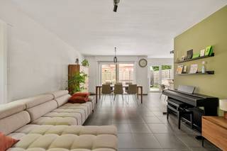 Ben je op zoek naar een moderne, goed onderhouden woning in een veilige en kindvriendelijke omgeving?Dan is deze halfopen woning uit 2017, gelegen in...