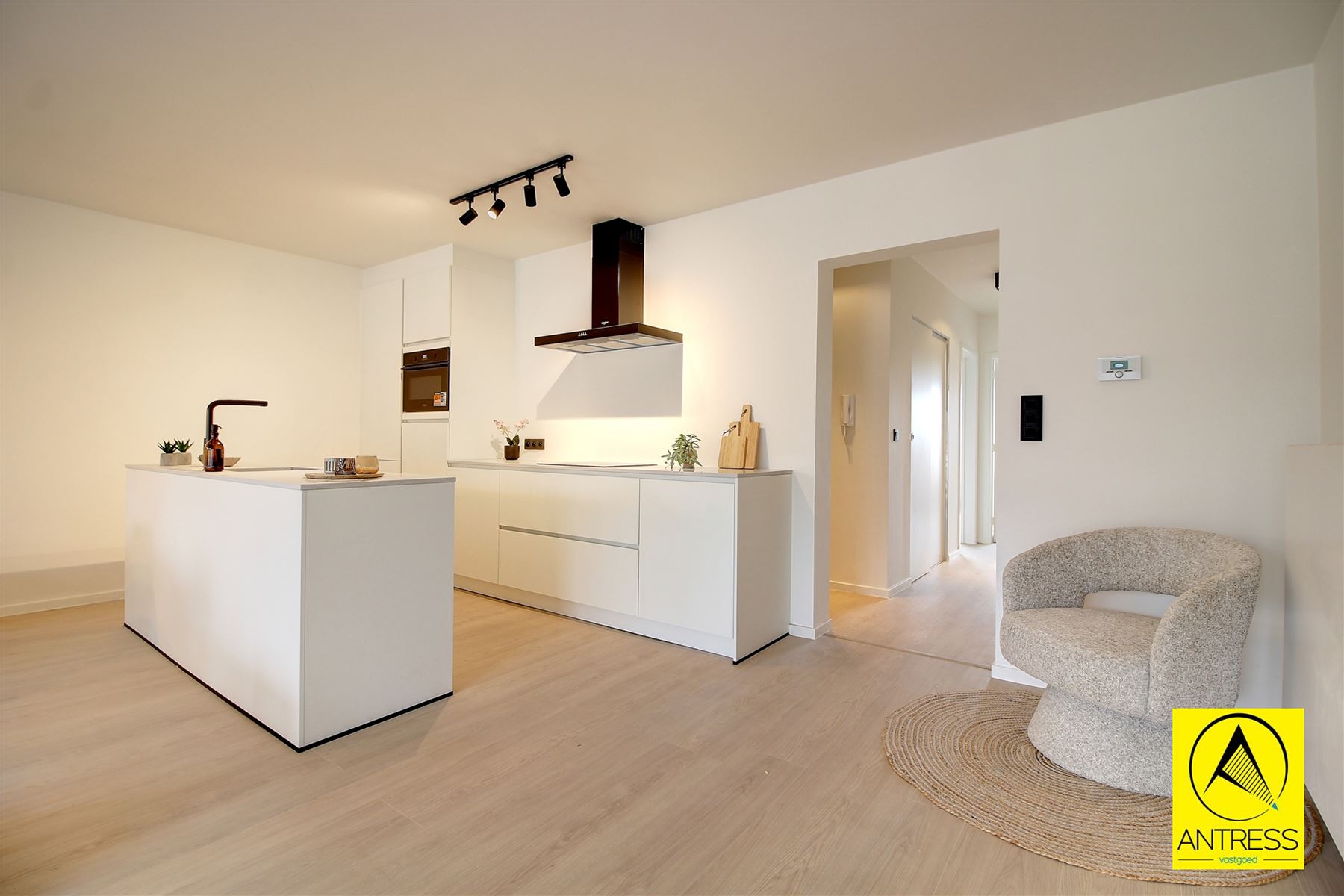 Volledig gerenoveerd 2 slaapkamer appartement met terrassen en garagebox! - foto 5