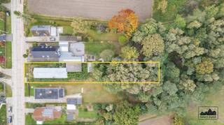 Ontdek deze ruime woning in Stekene, een ideale combinatie van rust en bereikbaarheid. De woning telt 3 slaapkamers en 1 badkamer. Het volledig perceel meet 1.353 m² en biedt een weelderige, privacyvolle tuin met mature bomen en veel groen, ideaal voor gezinnen en buitenactiviteiten. De praktische indeling omvat een lichtrijke woonkamer, een eenvoudige keuken en een badkamer op de gang; de ruimtes bieden kansen voor renovatie naar eigen stijl.Uniek aan dit pand is de grote opslag-/garageruimte achter de woning: een ruime, hoge loods die vele mogelijkheden biedt als opslag, atelier of hobbyruimte. Daarnaast beschikt het perceel over een tweede garage, waardoor u voldoende parkeervoorzieningen hebt. De ligging aan een rustige straat in Stekene combineert landelijke rust met korte verbindingen naar winkels, scholen en openbaar vervoer.Opportuniteitswijzer: het huis biedt potentieel om te renoveren en naar eigen smaak aan te passen, met een stevige basis en veel ruimte om uit te bouwen of in te richten zoals u wenst. Laat u verrassen door de mogelijkheden en plan vandaag nog een bezichtiging via kasper.maes@immo-zone.be of 0470 50 98 57.