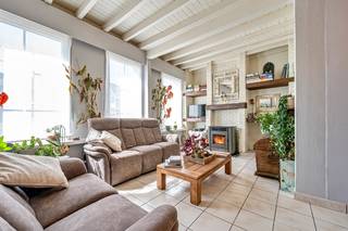 sfeervolle toffe gezinswoning halfopen bebouwing<br /> Bij het betreden van de woning kom je in de inkomhal, die voorzien is van praktische ingemaakte kasten en voldoende bergruimte.<br />De ruime leefruimte in cottage stijl vormt het hart van de woning en straalt warmte en gezelligheid uit Aansluitend bevindt zich de ingerichte keuken, die alle nodige comfort biedt voor dagelijks gebruik.<br />De badkamer met douche ,moderne strak badmeubel en washoek .<br /><strong>Op de eerste verdieping</strong> vind je 2 slaapkamers + aparte dressing /bureel / kleine slaapkamer <br />onder dak <strong>bergzolder </strong><br />Verder beschikt de woning over een <strong>ruime garage</strong> en een aangenaam terras,<br />Kortom, een instapklare en charmante woning met alle troeven voor een gezin.<br />EPC 446<br />