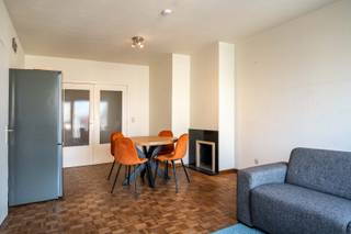 Dit ruime appartement (80m²) is ideaal gelegen dichtbij station Gent Sint-Pieters en het centrum. Voor de deur stopt het openbaar vervoer. indeling: inkomhall, living en geïnstalleerde keuken, apart toilet, badkamer met bad, lavabo en plaats voor wasmachine. Verder zijn er 2 slaapkamers en een berging. Er is achteraan een klein terrasje en in de kelder is er nog een extra berging aanwezig. Plan je bezoek via https://willemvannassaustraat9.rosseel.be/ of informeer op 09/280.20.43