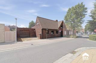 <p><strong>Instapklare woning met veel leefruimte, een zonnige tuin én uitbreidingsmogelijkheden.</strong></p><p>Bij het betreden van de woning komt u terecht in de inkomhal die toegang geeft tot de ruime, <strong>lichtrijke leefruimte met open, volledig ingerichte keuken</strong>. De moderne keuken beschikt over een kookeiland en is uitgerust met een vaatwasser, inductiekookplaat, koelkast, aparte diepvries, oven, steamer, microgolfoven en spoelbak. Dankzij het <strong>grote schuifraam </strong>geniet u van een mooie verbinding met de<strong> zongerichte tuin en het terras</strong>, ideaal om in alle rust te ontspannen.</p><p>Verder bevinden zich op het gelijkvloers een praktische berging, een aparte wasruimte, een gastentoilet en een badkamer met inloopdouche, wastafel en toilet. <strong>Aansluitend is er een extra ruimte die perfect kan dienen als dressing.</strong></p><p>Op de verdieping bevinden zich <strong>twee ruime slaapkamers.</strong></p><p>Buiten geniet u van een zonnige tuin met terras, <strong>een garage en een oprit met plaats voor meerdere wagens.</strong></p><p><strong>Extra;</strong></p><ul><li>De <strong>garage</strong> biedt bovendien een interessante uitbreidingsmogelijkheid. Bij de bouw werd de fundering namelijk voldoende zwaar uitgevoerd, waardoor boven de garage eenvoudig een derde slaapkamer kan worden ingericht.</li><li>Overal hoogrendementsglas in aluminium</li><li>Asbestveilige woning</li></ul><p><strong>Een ruime en energiezuinige gezinswoning met een uitstekende ligging en uitbreidingspotentieel. Contacteer ons vandaag nog voor een bezoek!</strong></p>