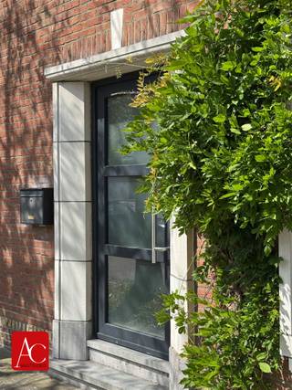 <p><strong>Maak kennis met deze praktische gezinswoning in het dorp van Belsele</strong></p><p>Dit huis brengt een perfecte combinatie van wooncomfort en ruimte. Met een grondoppervlakte van 405m², beschikt deze eigendom over een grote tuin, een oprit, garage of tuinberging en een aangelegd terras, kortom alles wat een gezin nodig heeft!</p><p><strong>De woning is als volgt ingedeeld: </strong> Inkomhal met vestiaire en trap, kelder, woonkamer met zithoek en eetplaats, gekoppeld aan een half open keuken, groot raam naar het terras, aanpalende garage of tuinberging en een grote tuin. De oprit is voorzien van een laadpunt voor een elektrische- of hybridewagen.</p><p>Voorts is er een ingerichte badkamer met toilet, bad en lavabomeubel. De eerste verdieping heeft een betonnen vloerplaat en telt twee grote kamers en twee kinderkamers. De zolderverdieping is heel ruim en heeft eveneens een betonnen vloerplaat. Deze ruimte kan makkelijk afgewerkt worden tot bijkomende kamers. Een vaste trap naar zolder kan voorzien worden.</p><p><strong><u>Enkele troeven:</u></strong></p><ul><li>Topligging in rustige wijk</li><li>Mooi perceel grond (405 m²)</li><li>Vernieuwd dak</li><li>Vernieuwde ramen met rolluiken</li><li>Nieuwe elektrische installatie, inclusief de bekabeling</li><li>Vernieuwde keuken</li><li>Betonnen vloerplaten</li><li>Grote oprit met laadpunt</li><li><p>…</p><br /></li></ul><p>Dit huis is een geweldige keuze voor gezinnen die zoeken naar een ruim en gezellig onderkomen in een rustige buurt, dicht bij voorzieningen en diverse vervoersmogelijkheden.</p>