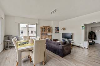 <strong>🏡 TE KOOP IN LIER | Guldensporenlaan 88</strong><br /><br /><strong>Gebouw bestaande uit 2 appartementen op een gunstige locatie, vlak bij het centrum!</strong><br /><br />Op zoek naar een investering op een praktische en vlot bereikbare locatie in Lier?<br />Dit gebouw aan de Guldensporenlaan combineert comfortabel wonen met alle dagelijkse voorzieningen binnen handbereik.<br /><br />Dankzij de gunstige ligging aan de stadsrand bevinden het station, scholen, winkels en openbaar vervoer zich op wandelafstand.<br />Ideaal voor wie graag alles dichtbij heeft!<br /><br /><strong>Gelijkvloers appartement:</strong><br /><strong>Indeling</strong>: inkomhal, woonkamer, keuken, badkamer en 1 slaapkamer.<br /><strong>Technisch:</strong> EPC: 255 kWh/m²/jaar = energielabel C.<br /><br /><strong>Appartement 1ste verdieping:</strong><br /><strong>Indeling</strong>: inkomhal, woonkamer, keuken, berging, badkamer en 2 slaapkamers.<br /><strong>Technisch:</strong> EPC: 219 kWh/m²/jaar = energielabel C.<br /><br /><strong>Extra troef</strong>:<br />Er bestaat de mogelijkheid om het aangrenzende garagegebouw afzonderlijk bij aan te kopen voor € 45.000.<br />Een interessante extra voor wie op zoek is naar bijkomende parkeer- of opslagruimte.<br /><br /><strong>Ontdek dit gebouw online!</strong><br />Bekijk de foto's en interactieve grondplannen op onze website:<br />🌐 www.wijns.be<br /><br /><strong>Interesse?</strong> Neem vandaag nog contact met ons op!<br />Wil je graag meer informatie of het gebouw ter plaatse ontdekken? Wij helpen je met plezier verder.<br />📱 0473/33 33 33<br />✉️ philip@wijns.be<br />