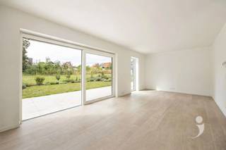 <p><span>Zeer mooi appartement met 3 slaapkamers (136 m²).</span></p><p><span>De inkom situeert zich op de eerste verdieping in het gebouw, op het tuinniveau achteraan. </span></p><p><span>Op dit niveau beschikt het appartement over een inkomhal met gastentoilet, een mooie leefruimte met open keuken (35 m²) en directe toegang tot de tuin en terras. </span></p><p><span>Tevens kan je op dit niveau een aangename masterbedroom met ensuite badkamer terugvinden. </span></p><p><span>Een trap leidt ons naar de verdieping gelijk met het straatniveau. Hier bevinden zich nog 2 slaapkamers, afzonderlijk toilet, 2e badkamer en een grote berging.</span></p><p><span>Bij dit appartement zijn 2 staanplaatsen voorzien.</span></p><p><span> </span></p><p><span>Nieuwbouwverkoop onder BTW-stelsel (6% BTW mogelijk). Direct beschikbaar.a</span></p><p><span> </span></p><p><span>Interesse? Contacteer ons via 016 15 31 15 of <span>info@immolivit.be</span></span><span> </span></p><p><span> </span></p><p><span> </span></p>
