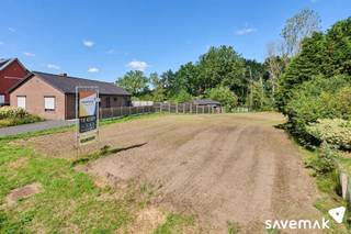 <p><span> </span></p><p><span>Rustig gelegen bouwgrond voor open bebouwing met een straatbreedte van 15 meter.</span></p><p><span> </span></p><p><span>Wie kan zich het groene uitzicht vanuit zijn keuken al inbeelden? </span></p><p><span> </span></p><p><span>Bouwvoorschriften te bekomen op aanvraag.</span></p><p><span> </span></p><p><span>Bestuursmaatregelen in het maatregelenregister: nee</span><span> </span></p><p><span> </span></p><p><span> </span></p>