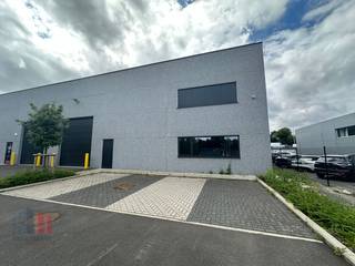 KMO-unit met een oppervlakte van 252 m² te koop. Uitstekend gelegen nabij de commerciële Geallieerdenlaan (N58) met een vlotte verbinding naar de...