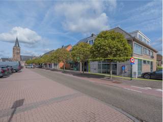 <p><span><strong><span><b>KANTOORRUIMTE MET PARKEERPLAATSEN EN NAASTLIGGEND PERCEEL GROND TE KOOP IN MEEUWEN</b></span><br /><br />TROEVEN:<br /></strong>- Zeer gunstige ligging gelegen in het centrum van Meeuwen.<br />- Goede bereikbaarheid vanuit Oudsbergen en omliggende gemeenten.<br />- Functionele kantoorruimtes.<br />- 4 privatieve autostaanplaatsen.<br />- Ideaal voor zelfstandigen, vrije beroepen en dienstverlenende activiteiten.<br />- Gunstig energielabel (C).<br /><strong><br />KELDERVERDIEPING (42,54 m²)<br /></strong>- Kelderruimte 1 (1,61 m x 2,50 m = 4,02 m²): <strong></strong></span>gasketel, tegelvloer.<br />- Kelderruimte 2 (2,03 m x 4,48 m =<span> 9,09 m²</span>): draaitafels, tegelvloer.<br />- Kelderruimte 3 (6,54 m x 4,50 m =<span> 29,43 m²</span>)<br /><br /><span><strong>GELIJKVLOERS (160,54 m²)<br /></strong>- Onthaalruimte (4,80 m x 4,78 m = 22,94 m²) + (2,11 m x 2,14 m = 4,51 m²): 1 loket.<br />- Tussenruimte (1,20 m x 1,48 m = 1,77 m²).</span><br /><span>- Landschapskantoor (7,30 m x 4,50 m = 32,85 m²) + (4,10 m x 5,17 m = 21,19 m² ) + (1,30 m x 2,88 m = 3,74 m²): 1 bureauruimte, 1 open bureauruimte, kastruimte (archiefkasten, ladekasten, inbouwkast), airco plafond, kantoorverlichting, tegelvloer/vloerbekleding.</span><br /><span>- Toilet heren (2,38 m x 0,90 m = 2,14 m²): zittoilet, tegelvloer.</span><br /><span>- </span>Toilet tussenruimte (1,65 m x 2,37 m = 3,91 <span>m²</span>): wastafel, houten muurkast, elektriciteitskast, tegelvloer.<br />- Toilet dames (0,87 m x 2,07 m = 1,80 <span>m²</span>): zittoilet, muur betegeld, tegelvloer.<br />- Keuken (2,88 m x 3,56 m = 10,25 <span>m²</span>): onderkasten, vaatwasser, koelkast, gootsteen, tegelvloer.<br />- Kantoor (3,87 m x 4,70 m = 18,18 <span>m²</span>): archiefkasten, vloerbekleding, raamdecoratie lamellen, kantoorverlichting, glazen binnendeuren, airco plafond.<br />- Kantoor (3,93 m x 3,96 m = 15,56 <span>m²</span>) + (1,18 m x 1,25 m = 1,47 <span>m²</span>): archiefkasten, vloerbekleding, kantoorverlichting, glazen binnendeur, airco.<br />- Kantoor (2,78 m x 3,61 m = 10,03 <span>m²</span> ) + (1,25 m x 3,60 m = 4,50 <span>m²</span>): airco, raamdecoratie lamellen, kantoorverlichting, glazen binnendeur, vloerbekleding.<br />- Bergruimte loket (4,46 m x 1,28 = 5,70 m²):<strong> </strong>tegelvloer, houten binnendeur.</p>
<p><span>Bekijkt u deze advertentie via een aanverwante vastgoedsite, surf dan zeker naar onze website <strong>www.N78vastgoed.be</strong> voor een uitgebreide beschrijving en foto's. <strong>Meer info: +32 (0)89 86 18 88 of info@N78vastgoed.be.</strong></span></p>