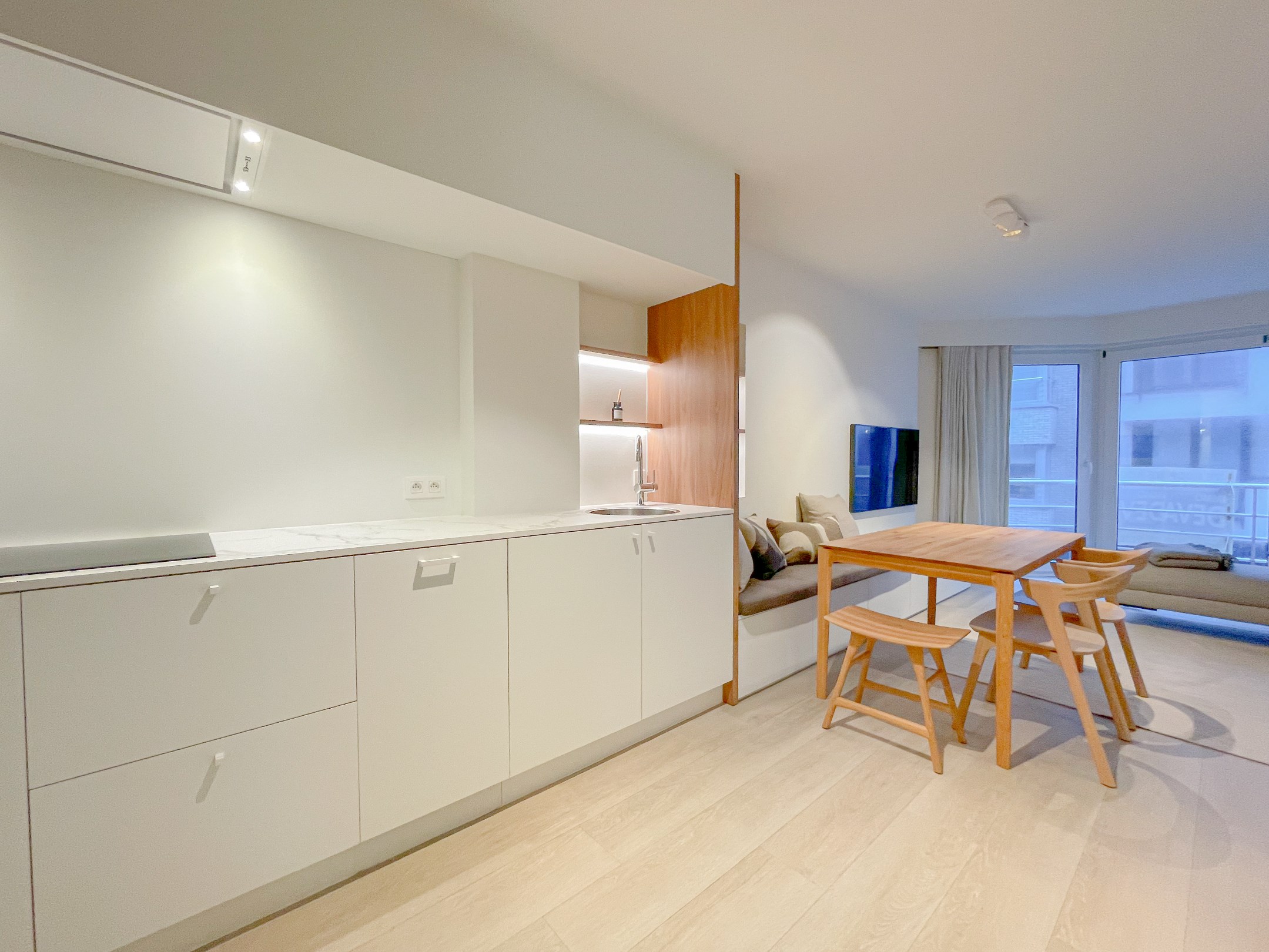 Recent tijdloos gerenoveerd appartement met zijdelings zeezicht. - foto 4