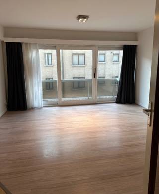 Gezellig en zonnig appartement in kleine residentie, met zonneterras. In centrum en op 100 meter van de zeedijk. In perfecte staat. Ideaal als 2de verblijf.