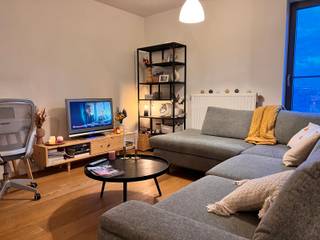<span>Dit leuk en gezellig <strong>1</strong></span><strong> slaapkamer appartement</strong><span> met een oppervlakte van net geen <strong>78</strong></span><strong> m²</strong><span> biedt alle comfort. Met een ligging </span><strong>nabij Gent Zuid</strong><span>, in de nabijheid van fietsroutes die een makkelijke verbinding bieden naar de binnenstad en een makkelijke toegang naar de autosnelweg of de R40 is de perfecte uitvalsbasis voor wie in Gent wil wonen.</span><br /><br /><span>De</span><strong><span> </span>leefruimte</strong><span> met </span><strong>open geïnstalleerde keuken</strong><span> biedt via het grote schuifraam toegang tot het leuke </span><strong>terras</strong><span>. De keuken is voorzien van een vitrokeramische kookplaat, een dampkap, een hete luchtoven, een inbouwkoelkast en een vaatwasmachine. </span><span>Achter de keuken ligt de berging, </span><span>waar</span><span> plaats </span><span>is</span><span> voor een wasmachine en droogkast.</span><br /><br /><span>De </span><strong>badkamer</strong><span> is ingericht met een hangmeubel met dubbele wastafel met daarboven een spiegelkast, een bad met daarin een douche met thermostatische mengkraan.</span><br /><br /><span>De</span><strong><span> </span>lichtrijke grote slaapkamer</strong><span> biedt voldoende ruimte voor een dubbel bed en een kleerkast. </span><br /><br /><br /><strong>Domicilie verplicht</strong><br /><span></span><span></span><strong>Huurprijs : 890 Euro per maand</strong><br /><span>Huurwaarborg : 3 maanden huur</span><br /><strong>Gemeenschappelijke lasten : 75 Euro forfait per maand</strong><br /><span>Er zijn individuele tellers voor water, gas en electriciteit.</span><br /><span>Mobiscore : 9,5/10</span><br /><span></span><strong>Beschikbaar vanaf 01/12/2026</strong><br /><strong><span>Bezoeken enkel na afspraak.</span><br /><br /><span>Een bezoek plannen? Dit kan enkel via onze website www.stellarimmo.be/te-huur. Ga naar het pand en klik op de Een bezoek aanvragen knop onder de foto van de makelaar. </span><br /><br />Verdere info via martine@stellarimmo.be</strong>
