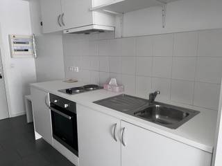 <p><strong>Woonruimte</strong></p>
<ul>
<li>Eenpersoonsbed</li>
<li>Bureautafel en kleerkast</li>
</ul>
<p><strong>Keuken</strong></p>
<ul>
<li>Ingebouwde elektrische kookplaat</li>
<li>Oven en dampkap</li>
<li>Kleine koelkast</li>
<li>Spoelbak met inox kraan</li>
</ul>
<p><strong>Badkamer</strong></p>
<ul>
<li>Inloopdouche en toilet</li>
</ul>
<p><strong>Opbergruimte <br /></strong></p>
<ul>
<li>Elektrische boiler</li>
<li>Aansluiting voor een wasmachine</li>
</ul>
<p><strong>Balkon: </strong>Een zeer ruim balkon met een prachtig uitzicht</p>
<p><strong>Kosten: </strong>Huurprijs is 625 euro/maand + forfait van 100 euro/maand, inclusief verwarming, internet en onderhoud van de gemeenschappelijke delen. Waterverbruik en elektriciteit is niet inbegrepen. <strong>Optioneel: </strong>Ondergrondse parkeerplaats voor €115/maand</p>