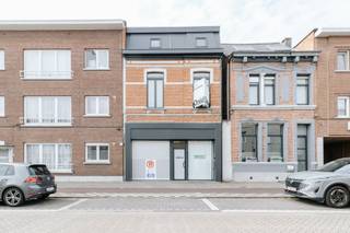 <p>Op zoek naar een veelzijdige investering of een eigendom waar wonen en werken perfect gecombineerd kunnen worden? Dan is dit uitzonderlijke handelspand met woonst aan de Jules Moretuslei absoluut een bezoek waard. Het pand bevindt zich op een commerciële locatie in het centrum van Wilrijk, met een uitstekende bereikbaarheid en een constante passage van potentiële klanten.</p><p><br /></p><p>Het gebouw werd doorheen de jaren gerenoveerd en verkeert in goede staat. Met een perceeloppervlakte van maar liefst 1.056 m² biedt deze eigendom tal van mogelijkheden voor ondernemers, investeerders of vrije beroepers. De handelsruimte op het gelijkvloers beschikt over een indrukwekkende oppervlakte van circa 404 m², aangevuld met extra ruimtes, een kelder en een ruime bovengelegen woongelegenheid.</p><p><br /></p><p>De woning beschikt verder over vier slaapkamers, een badkamer, twee mansardekamers en een zolder, waardoor ruimte hier absoluut geen probleem vormt. Daarnaast zijn er twee praktische kelders aanwezig die extra opslagmogelijkheden bieden. </p><p><br /></p><p>Achteraan geniet u van een uitzonderlijk ruime, zuidgerichte tuin op een perceel van maar liefst 1.056 m². Dankzij de combinatie van een commerciële ruimte, een royale woonst en een uitstekende ligging biedt dit pand tal van mogelijkheden voor eigen gebruik of als investering.</p>