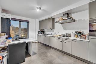 <p>Voor meer info of een bezoek, bel 053 59 49 32 - Dit <strong>appartement van ca. 100 m²</strong> is ruim ingedeeld en ligt op een goede, centrale locatie. Winkels, openbaar vervoer en andere voorzieningen bevinden zich in de nabije omgeving, wat het geheel extra praktisch maakt. Het appartement bevindt zich op<strong> de eerste verdieping</strong> van het gebouw. Bij het binnenkomen kom je in de inkomhal die toegang geeft tot de verschillende ruimtes. De leefruimte is lichtrijk en sluit aan op de uitgeruste keuken. Er zijn <strong>twee volwaardige slaapkamers, </strong>waardoor het appartement geschikt is voor een koppel, klein gezin of als investering. Verder is er een badkamer en voldoende opbergruimte. Buiten is er <strong>een gezellig terras</strong> aan de achterkant van het gebouw. <strong>In de vraagprijs is ook een garage inbegrepen, </strong>wat een mooie extra troef is. Het appartement is momenteel verhuurd en bewoonbaar na wettelijke opzegtermijnen. <strong>EPC-Label B</strong> - Geen lift - <strong>Elektriciteit Conform </strong>(Maatregelenregister in aanvraag)</p>