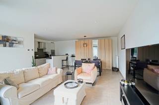 Dit appartement met 2 slaapkamers is gelegen op minder dan 100 meter van het centrum.  Verder heeft dit appartement een ruime berging, apart toilet, badkamer met inloopdouche en ruime woonkamer met open keuken.  Een zonneterras van meer dan 30m² is ideaal om ook buiten te genieten.  Het appartement is gelegen op de eerste verdieping en heeft bijhorend een parkeerplaats, fietsenstaanplaats en berging in de ondergrondse garage.  In het gebouw is een lift aanwezig.  Huur appartement (inclusief garage) = €975 + €85 provisie gemeenschappelijke kosten.  <br />Referentie: 5606