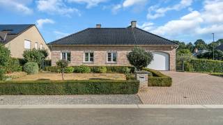 Immo3000 heeft een zeer rustig gelegen en instapklare woning op een perceel 974 m2 te koop in Linden. De woning is voorzien van alle modern comfort. <br />De gelijkvloerse verdieping omvat een inkomhal met apart toilet, een lichtrijke en ruime woon- en eetkamer (37 m²) met annex keuken voorzien van alle nodige toestellen en een granieten werkblad. Zowel de leefruimte als de keuken geven via een schuifdeur rechtstreeks toegang tot het overdekte terras (21 m²) en de grote omheinde tuin. Ook de praktisch ingerichte wasplaats is functioneel met voldoende bergruimte en heeft ook een rechtstreekse toegang tot de tuin. De badkamer is voorzien van een bad, aparte douche, meubel met dubbele spoeltafel en toilet. Er zijn 3 slaapkamers (16 m², 13 m² en 8,5 m²).<br />De woning heeft een ruime kelder van 25 m², de rest van de woning is voorzien van een kruipkelder. De zolder is toegankelijk met een vaste trap en is volledig geïsoleerd en kan afgewerkt worden tot 2 bijkomende en volwaardige slaapkamers. Er is een inpandige garage met automatische sectionaalpoort. Via een aparte ingang is er toegang tot een carport voor een caravan of camper (20 m²) met aanpalend tuinhuis. De tuin is netjes onderhouden en volledig aangelegd, inclusief een vijvertje met aanpalend overdekt zithoekje waar je helemaal tot rust kan komen.<br />Door de centrale ligging zijn winkels, diensten (huisarts, dierenarts, tandarts, apotheek) en scholen vlot bereikbaar.<br /><br />Interesse? Contacteer ons vandaag nog voor een bezoek via 016/60.30.00 of info@immo3000.be en ontdek zelf het potentieel van deze woning.