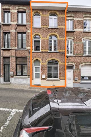 Deze volledig gerenoveerde rijwoning is gelegen aan de rand van het centrum van Geraardsbergen en verkeert in uitstekende staat. De woning werd...