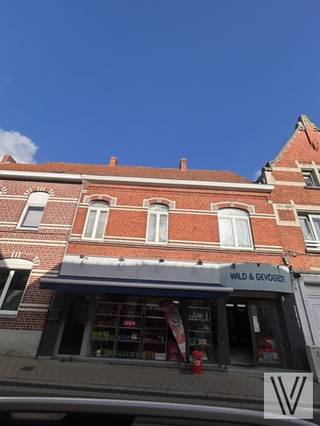 Deze te renoveren woning met atelier op circa 400 m² grond, is klaar om omgetoverd te worden tot een droomhuis dat helemaal bij jou past.<br /><br />Met voldoende ruimte voor 4 tot 5 slaapkamers, kun je indien gewenst een gezinsvriendelijke indeling creëren of een comfortabele thuiskantoorruimte inrichten.<br />De bestaande badkamervoorzieningen bieden een solide basis voor het realiseren van een moderne en comfortabele badkamer.<br />Ontdek de mogelijkheden voor het creëren van een ruim terras, ideaal voor buitenactiviteiten en ontspanning.<br /><br />Centraal gelegen nabij alle nodige voorzieningen, scholen en winkels, biedt deze woning gemakkelijke toegang tot alles wat je dagelijks nodig hebt. Geniet van de rust van de buurt terwijl je toch dichtbij alle faciliteiten bent.<br /><br />Dit huis is meer dan een woning; het is een investering in de toekomst. Grijp deze kans om een huis te creëren dat perfect aansluit bij jouw wensen en behoeften.<br /><br />Ben je geïnteresseerd? Plan dan snel een bezichtiging en ontdek de talloze mogelijkheden die deze woning te bieden heeft. Neem vandaag nog contact met ons op om de opties voor het bijkopen van het achterliggende perceel te bespreken.<br /><br />