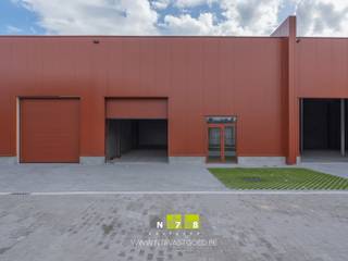 <p><span><span><strong>UNIT 12 GELEGEN IN BEDRIJVENPARK MANEBORN TE MAASMECHELEN.</strong><br /><br /></span><span><strong>ALGEMEEN</strong><br /></span><span>Dit nieuwe bedrijvencomplex omvat 2 fases met in totaal 23 KMO-units. Fase 1 omvat 11 units waarvan de bouw reeds gestart is. In een 2de fase worden nog eens 8 bijkomende units gebouwd.<br /><br />Deze site is gelegen op het industrieterrein "Oude Bunders" te Maasmechelen en geniet van een vlotte verbinding met de E314.<br /><br /><span><strong>CONCIERGEWONING</strong></span><br /><span>Unit 1 is gelegen aan de voorzijde van de bedrijvensite en omvat een bedrijfshal van 125m² met een conciërgewoning van 152m².</span></span></span><br /><br /><span><strong><span>KENMERKEN UNITS<br /></span></strong><span>- </span><span>sectionaalpoort</span><span>: 4.00m breed x 4.20m hoog<br />- loopdeur met bovenlicht <br /></span><span>- vrije hoogte: 6m<br /></span><span>- gepolierde betonvloer<br /></span><span>- lichtstraat met RWA<br /><br /></span><span><strong>3D RENDERS</strong><br /></span><span>De 3D beelden zijn slechts indicatief en kunnen bijgevolg niet als bindend worden beschouwd.<br /><br /></span><span>Bekijkt u deze advertentie via een aanverwante vastgoedsite, surf dan zeker naar onze website <strong>www.N78vastgoed.be</strong> voor een uitgebreide beschrijving en foto's. Meer info: <strong>+32 (0)89 86 18 88</strong> of <strong>info@N78vastgoed.be.</strong></span></span></p>
