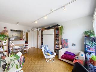 IXELLES – Châtelain district, met uitzicht op het Tenbosch park. Studio van 35 m2 gelegen op de 3e verdieping. Is als volgt samengesteld:...