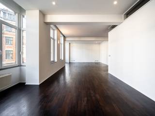 In de onmiddellijke omgeving van het Zavelplein, in een gebouw uit 1895, volledig gerenoveerd appartement met een bruto oppervlakte volgens EPC van ± 115 m² met twee slaapkamers.<br /><br />Gelegen op de tweede verdieping van een gebouw in Vlaamse neorenaissancestijl, komt het appartement uit op een inkomhal met vestiaire en gastentoilet en leidt naar de woon-/eetkamerruimte met een oppervlakte van ± 55 m² met twee loggia’s en hoge plafonds en een aparte volledig ingerichte keuken met roestvrijstalen werkblad. Het slaapgedeelte bestaat uit een nachthal met geïntegreerde kleedkamer die leidt naar twee slaapkamers van ± 10 m² en 14 m² die een complete badkamer in Cascaïs-steen delen met ligbad, douche en toilet.<br /><br />Andere: lift, parketvloer en blauwe steen uit Henegouwen in de keuken, waterontharder, individuele verwarming, wasmachine, gepantserde deur, kelder, gemeenschappelijke kosten: 230 EUR. EPC: D-<br /><br />De Zavelwijk is een charmante en typisch Brusselse wijk. Met zijn bekende merken staat het bekend om zijn prachtige gebouwen, zijn talrijke winkels, antiquairs, kunstgalerijen, restaurants en transportfaciliteiten.<br /><br />Voor meer informatie kunt u contact opnemen met Laurence Ballaux op +32 (0) 2 640 08 01.