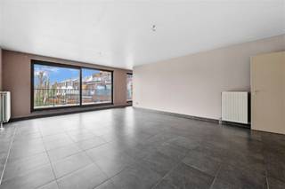 RUIM APPARTEMENT MET 3 SLAAPKAMERS , ZEER GROOT TERRAS MET ZICHT OP GROENGELEGEN OP DE 1 STE VERD MET LIFT VLAKBIJ GEZELLIG KERKPLEINhal, ruime...