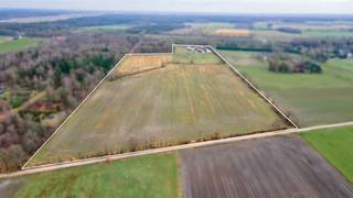 <p><span>Op een centrale ligging nabij Turnhout bevindt zich dit bijzondere eigendom op ruim 9 Ha grond.</span></p><p><span>Grenzend aan natuurgebied en voorzien van diverse bijgebouwen is deze hoeve een buitenkans voor wie droomt van het wonen met paarden aan huis. </span></p><p><span> </span></p><p><span>Indeling hoeve </span></p><p><span>Centraal in deze woning is een gezellige woonkamer met open haard en karakteristiek plafond met balken, toegang tot een slaapkamer met bijbehorende dressing en aparte mezzanine met een privatieve badkamer. De belangrijkste leefruimte op het gelijkvloers is de royale woonkeuken aan de achterzijde van de het gebouw bestaande uit een eetkamer en keuken gedeelte met werkeiland. De keuken is voorzien van grote raampartijen en geeft zo ook toegang tot het binnenplein. Aparte bijkeuken of berging en trap naar de verdieping.</span></p><p><span>Op de verdieping bevinden zich nog twee ruime leefruimtes of bijkomende slaapkamers, een tweede badkamer en diverse ingemaakte kasten. De ruimtes en afwerking van de verdieping bieden vele mogelijkheden, zowel voor hobby's of grotere gezinnen.  </span></p><p><span>De inpandige garage biedt ruimte aan één wagen en tevens is er een polyvalente ruimte of stockageplaats. </span></p><p><span> </span></p><p><span>Bijgebouw</span></p><p><span>Achter de hoeve bevindt zich een bijgebouw van ca. 75 m² welke kan worden gebruikt als werkplaats en opslagruimte met daarnaast voldoende ruimte voor bijvoorbeeld een koets. </span></p><p><span> </span></p><p><span>Guesthouse</span></p><p><span>Eveneens aan de achterzijde van de hoeve bevindt zich een kleiner bijgebouw welke kan worden benut als een guesthouse of bijkomende verblijfsruimte / kantine. </span></p><p><span> </span></p><p><span>Kleine stal</span></p><p><span>Aan de rechterzijde van de oprit bevindt zich een schuur van ca. 135 m² met een aanzienlijke vrije hoogte en vernieuwd dak welke kan worden gebruikt als loods of stallingen voor dieren. </span></p><p><span> </span></p><p><span>Grote stal </span></p><p><span>Centraal op het terrein bevindt zich deze schuur welke in het verleden dienst heeft gedaan als koeienstal en heeft een oppervlakte van ca. 330 m².  Dit gebouw is al ouder en zou wel enig onderhoud vragen maar biedt u vele mogelijkheden. </span></p><p><span> </span></p><p><span>Hangaar</span></p><p><span>Aan de linkerzijde van het terrein bevindt zich een open schuur van ruim 300 m² welke als bergruimte wordt gebruikt en deels als inloopstal. Ook deze constructie biedt vele mogelijkheden voor het houden van dieren, alsook voor het parkeren van landbouwvoertuigen en dergelijke. </span></p><p><span> </span></p><p><span>Weides en terrein</span></p><p><span>De verschillende gebouwen zijn verbonden middels verhardingen en parkeerterrein. Het merendeel van het eigendom bestaat uit weilanden en landerijen welke zijn opgedeeld in weide voor het houden van paarden. Middels een pad ook een achteruitgang naar natuurgebied om buiten te gaan rijden te paard of met de koets. </span></p><p><span> </span></p><p><span>Bijzonderheden </span></p><p><span>Het eigendom is gelegen in agrarisch gebied en is gekenmerkt als bedrijfswoning. Het oorspronkelijke bouwjaar is ca 1935 echter werd in 2005 de hoeve volledig gerenoveerd en voorzien van hedendaags comfort en voorzieningen. De centrale verwarming is voorzien middels een installatie op stookolie, tevens is er airconditioning aanwezig. </span></p><p><span>In de hoeve zijn meerdere multifunctionele ruimtes welke vele mogelijkheden bieden zoals ruimte voor een inwonend familielid of personeel, hobbyruimte, praktijkruimte etc.</span></p><p><span> </span></p><p><span>Meer inlichtingen via ons kantoor. </span></p>