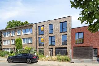 <p><span>Prachtig nieuwbouwappartement op de tweede verdieping van een stijlvol gebouw, ideaal voor wie houdt van rust, comfort en op wandelafstand van het charmante Boekenbergpark met zijn prachtige zwemvijver en mooie wandelpaden. GELIEVE ENKEL PER MAIL TE REAGEREN! (info@century21advieskantoor.be)</span></p><p><span> </span></p><p><span>Troeven:</span></p><p><span>Lichtrijke leefruimte met grote schuifraam naar het aansluitend terras dat overdekt is en de mogelijkheid biedt om het ganse jaar van de buitenlucht te genieten</span></p><p><span>Open keuken met hoogwaardige afwerking en alle toestellen om heerlijk te koken</span></p><p><span>Handige berging om alles opgeruimd te houden</span></p><p><span>2 ruime slaapkamers</span></p><p><span>Luxueuze badkamer met inloopdouche</span></p><p><span>Apart toilet</span></p><p><span> </span></p><p><span>Bijzonderheden:</span></p><p><span>EPB wordt bij oplevering afgeleverd</span></p><p><span>Alle nutsvoorzieningen zijn apart</span></p><p><span>CV op gas (vloerverwarming)</span></p><p><span>Dubbele beglazing met aluminium kader</span></p><p><span>P-score: A</span></p><p><span>G-score: A</span></p>