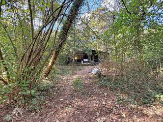 <p>Op een oorspronkelijk perceel van 2564 m², in een rustige en groene woonomgeving, bevindt zich een af te breken chalet met garage. De constructies zijn af te breken, wat interessante mogelijkheden biedt voor nieuwbouw. Dankzij de bestaande woning komt u mogelijk, mits aan de voorwaarden is voldaan, in aanmerking voor 2% registratierechten en 6% btw bij afbraak en heropbouw.</p>
<p>Er kan een volwaardige woning worden opgericht met maximaal 100 m² bebouwde oppervlakte en 550 m³ bouwvolume, aangevuld met een kelder onder de volledige woning. Bij een hellend dak geldt een maximale bouwhoogte van 7 meter.</p>
Het groene karakter blijft behouden: maximaal 300 m² mag worden ontbost, de rest wordt aangeplant met streekeigen groen. Een unieke kans om rustig en kwalitatief te wonen in een bosrijke omgeving. Vraag vrijblijvend meer informatie over de bouwmogelijkheden en fiscale voorwaarden.<br /><br />Extra troeven<br />
<ul>
<li>in de nabijheid van Sterbos en Kalmthoutse Heide</li>
<li>vlakbij de Nederlandse grens</li>
<li>voorziening van water, elektriciteit en propaangas aanwezig</li>
<li>wonen in een rustige en groene omgeving</li>
</ul>
Deze eigendom is te koop ZONDER makelaar via het concept van Smart Houses. Wenst u verdere inlichtingen of een bezoek? Contacteer rechtstreeks de eigenaar via 0473/64.34.78