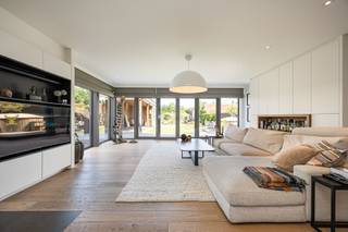 <p><strong>Instapklare, hoogwaardig afgewerkte woning met 4 slaapkamers op een perceel van 1.565 m² in Poederlee. EPC A-label (13 kWh/m²)<br /><br />Ligging:</strong> De woning is rustig gelegen nabij het centrum van Poederlee, met winkels, scholen en openbaar vervoer in de directe omgeving. Dankzij de vlotte verbinding naar omliggende gemeenten en de nabijheid van de E34 geniet je van een goede bereikbaarheid.</p>
<p><strong>Indeling:</strong> Inkomhal, bureau, keuken, leefruimte, 2 badkamers, toilet, 4 slaapkamers, afgewerkte zolder en tuin</p>
<p><strong>Beschrijving:</strong> Via de inkomhal met gastentoilet bereikt u de ruime leefruimte met aansluitend een bureel. De open, volledig uitgeruste keuken sluit aan op de eetruimte. De woonkamer met haard en grote schuiframen geniet van veel natuurlijke lichtinval en biedt zicht op de tuin. Op het gelijkvloers bevinden zich verder een praktische wasruimte met ingebouwde kasten en een badkamer met inloopdouche. De verdieping omvat drie slaapkamers, een apart toilet en een tweede badkamer met inloopdouche, aansluitend op de hoofdslaapkamer met dressing. De slaapkamers zijn uitgerust met ingemaakte kasten en een lavabomeubel. Via een vaste trap bereik je de afgewerkte zolder, ingericht als vierde slaapkamer. De tuin beschikt over een terras en een aangelegde vijver. Het tweedelige bijgebouw kan dienen als hobbyruimte of garage. Daarnaast is er een overdekte autostaanplaats voor twee wagens. De aanwezige zonnepanelen dragen bij aan een energiezuinige woning.<br /><br />Extra troeven van deze woning:<br />- Zonnepanelen<br />- <span>EPC-Label A (13 kWh/m²)<br />- Instapklaar<br />- Airco<br /><br />Kortom, een duurzame woning afgewerkt met kwalitatieve materialen en een hoogwaardige afwerking, gelegen in een rustige en aangename omgeving.<br /><br /></span><span><strong>Bijzondere informatieplicht:</strong> in aanvraag.<br /></span></p>