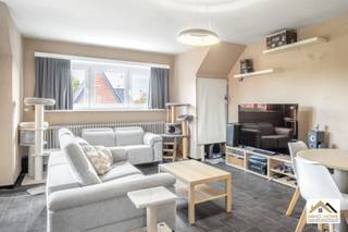 Het karaktervolle gebouw, met een doorgang onder het pand naar de 7 garages, herbergt drie wooneenheden.Op de 2de verdieping en dus dakappartement...