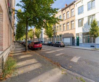 <p>Op een prachtige, brede en groene locatie, vlak bij de Italiëlei, bevindt zich deze ruime en karaktervolle stadswoning met een authentieke voorgevel, hoge plafonds en bijzonder veel mogelijkheden!</p><p>De woning beschikt over 6 à 7 slaapkamers en 2 badkamers en biedt daardoor een uitzonderlijke hoeveelheid ruimte. De verschillende kamers en leefruimtes laten uiteenlopende woonvormen toe: van een ruime gezinswoning tot kangoeroewonen, cohousing, een combinatie van wonen en werken of een woning met meerdere leefzones.</p><p>Ook de buitenruimte is een mooie troef. De woning beschikt over een gezellig koertje én een extra terras, waardoor er ook in het hart van de stad ruimte is om buiten te genieten.</p><p>De ligging is bijzonder interessant. De woning bevindt zich in een brede, aangename en groen omzoomde straat, op een steenworp van de Italiëlei. Verschillende campussen van de AP Hogeschool bevinden zich op wandelafstand, wat de locatie aantrekkelijk maakt voor gezinnen, studenten en investeerders. Ook het historische stadscentrum, openbaar vervoer, winkels, horeca en tal van andere voorzieningen zijn vlot bereikbaar.</p><p>De woning is onderhevig aan de renovatieplicht. Voor wie op zoek is naar een pand dat volledig naar eigen smaak en wensen kan worden gerenoveerd, biedt dit een mooie opportuniteit. De ruime structuur, hoge plafonds, vele kamers en authentieke voorgevel vormen een uitstekende basis om hedendaags wooncomfort te creëren met respect voor het karakter en de uitstraling van de woning.</p><p>Met 6 à 7 slaapkamers, 3 badkamers, meerdere leefruimtes, hoge plafonds, een koertje en een extra terras biedt deze woning een uitzonderlijke flexibiliteit. Of u nu op zoek bent naar een ruime gezinswoning, een woning voor kangoeroewonen, een cohousingproject of een pand met meerdere woon- en leefmogelijkheden: hier kan een bijzonder woonconcept worden gerealiseerd.</p><p>Een ruime en karaktervolle Antwerpse stadswoning met authentieke voorgevel en hoge plafonds, op een aantrekkelijke locatie en met een veelbelovende basis voor een renovatieproject.</p><p>Wenst u meer informatie of had u graag een bezichtiging gewenst? info@markasa.be of 03/827.72.92</p>