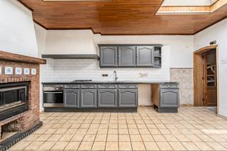 <p>Op te frissen woning in Vilvoorde met 4 slaapkamers en tuin.</p><p> </p><p>Deze woning in de Nijverheidsstraat combineert ruimte, praktische indeling en een vlotte bereikbaarheid nabij openbaar vervoer, het station en belangrijke invalswegen. Met vier slaapkamers biedt dit huis tal van mogelijkheden voor gezinnen of wie extra ruimte zoekt voor een bureau of hobbykamer. Het dak werd vernieuwd in 2017 en de elektrische installatie is conform, wat zorgt voor extra gemoedsrust. De lichtrijke woonkamer en de gezellige tuin van 45 m² maken van deze woning een aangename plek om thuis te komen. Gelegen nabij een park en dagelijkse voorzieningen geniet u hier van een centrale ligging in Vilvoorde.</p><p> </p><p>Er rust een renovatieplicht op de woning. (EPC F)</p><p> </p><p>Belangrijkste ruimtes:</p><p>• Inkomhal van 8,4 m² met toegang tot de leefruimtes</p><p>• Ruime woonkamer van 38,3 m² met veel lichtinval</p><p>• Keuken van 5,2 m² met praktische indeling</p><p>• Badkamer van 5,2 m²</p><p>• Vier slaapkamers van 19 m², 14,6 m², 11 m² en 8 m²</p><p>• Tuin van 45 m²</p><p>• Kelder van 20 m² met extra bergruimte</p><p> </p><p>Troeven:</p><p>• Nieuw dak geplaatst in 2017</p><p>• Elektrische installatie conform</p><p>• Centrale ligging nabij station, openbaar vervoer en invalswegen</p><p> </p><p>Neem vandaag nog contact op met je ERA-makelaar voor een bezoek.</p><p> </p><p>JOUW DROOMHUIS. ZO GEVONDEN!</p>